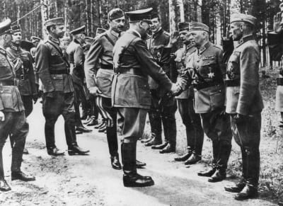 Adolf Hitler hälsar på Mannerheims 75-årsdag den 4 juni 1942.