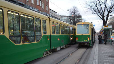 Spårvagnar på Mannerheimvägen vid Hesperiahållplatsen