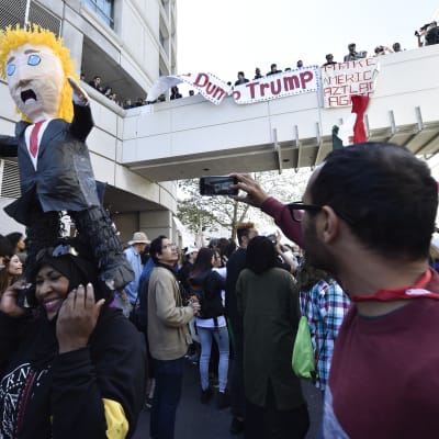 Protester mot Donald Trump i Burlingame i Kalifornien.
