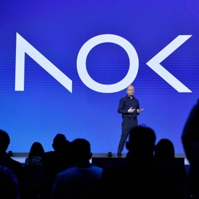 Nokias VD Pekka Lundmark talar på en scen, i bakgrunden företagets logotyp.