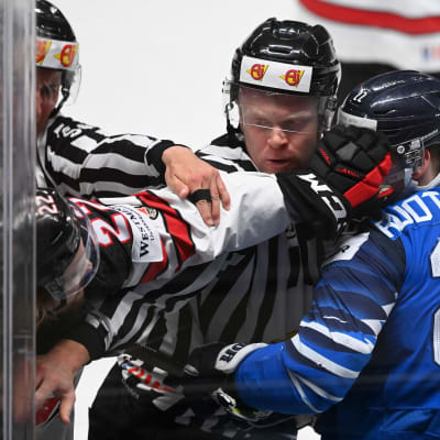 Kanadan Brandon Hagel survasi hanskaansa Suomen Arttu Ruotsalaisen kasvoihin.