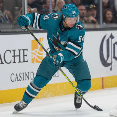 Mikael Granlund med pucken.