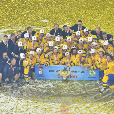 Sverige firar sitt VM-guld i ishockey efter att ha besegrat Schweiz i finalen efter straffar.