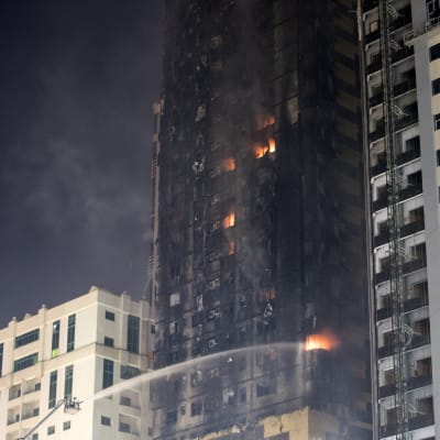 Branden i den 48 våningar Abbco Tower i Sharjah krävde inga dödsoffer , men minst sju personer skadades. 