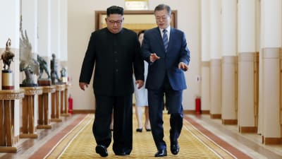 Kim Jong-un och Moon Jae-in går i en korridor.
