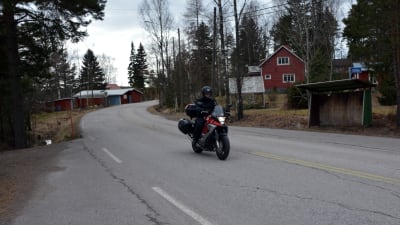 Motorcykel kör längs Vålaxvägen