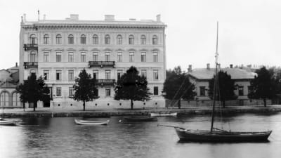 Foto av huset på Norra kajen 12 i Helsingfors taget år 1891.
