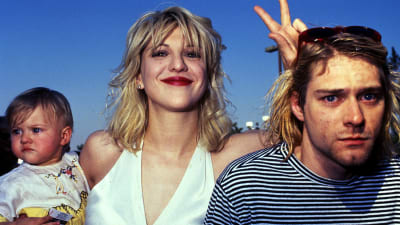 Frances Bean, Courtney love och Kurt Cobain. Courtneyvisar v-tecknet ovanför Kurts huvud.