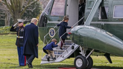 Donald Trump än en gång på väg till Florida, denna gång med sina barnbarn Joseph och Arabella Kushner