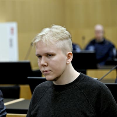 Den åtalade i Vastaamofallet, Aleksanteri (tidigare Julius) Kivimäki i Västra Nylands tingsrätt i Esbo 26 oktober 2023. Kivimäkis jurist Peter Jaari syns i bild till vänster.