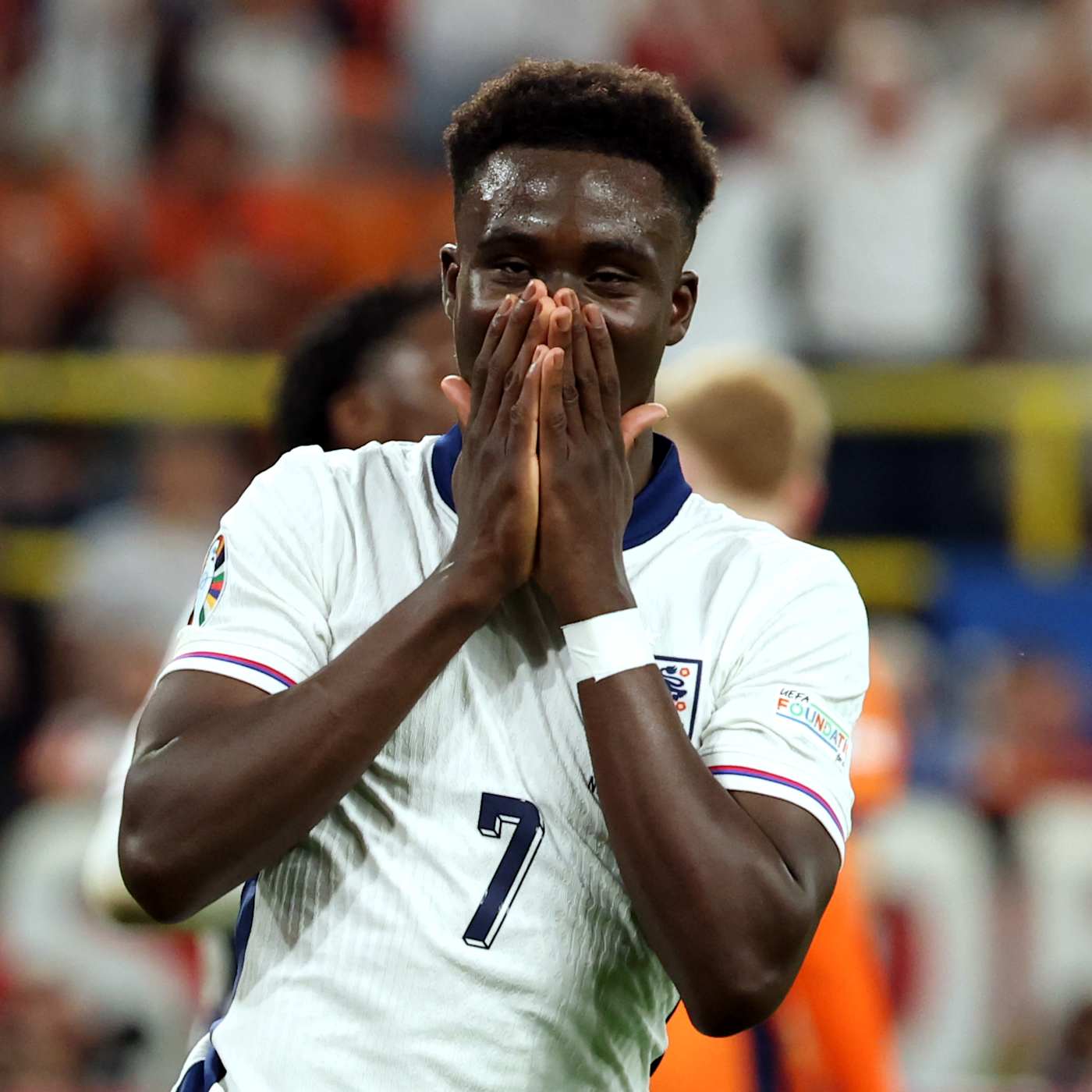 Bukayo Saka looks frustrated.