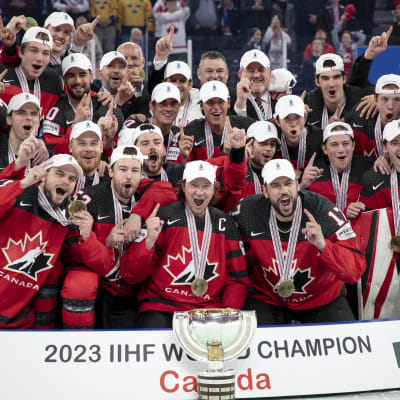 Kanadas lag firar VM-guld.