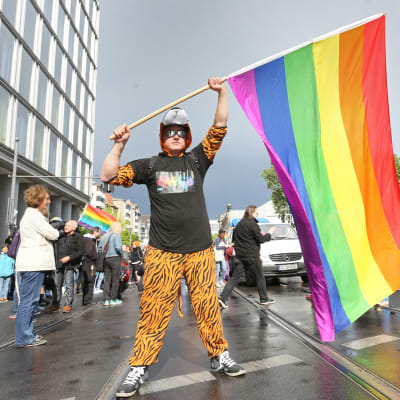 Enligt mediauppgifter deltog över 500 personer i en demosntration för hbtq-personers rättigheter i Berlin den 30 maj. På bilden en demonstrant från Lesben- und Schwulenverbandes Berlin-Brandenburg.