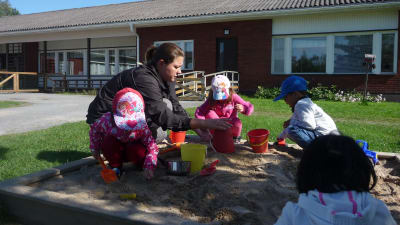 Barnwskötare Emma Westerlund bakar sandkakor med dagisbarnen.
