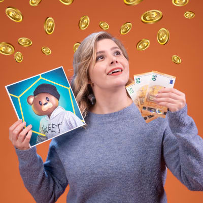 Hyvishakkeri Laura Kankaala pitää kädessään nft-taideteosta ja rahanippua. Taustalla bitcoineja.