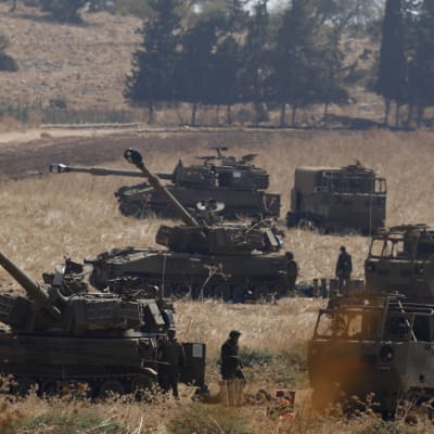 Israeliska pansarfordon och soldater i närheten av gränsen till Libanon