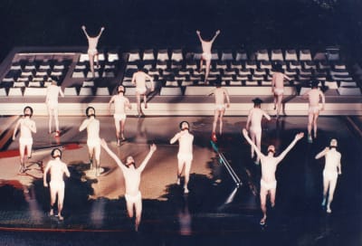 Keuhkojen kuvateos vuodelta 1994, jossa miehiä juoksee tietokoneen näppäimistöllä.