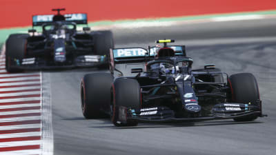 Lewis Hamilton skuggar Valtteri Bottas på banan i lördagens tidskval.