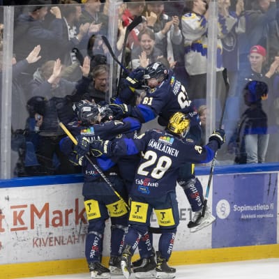 Kiekko-Espoo juhlii maalia Mestiksen finaalissa Ketterää vastaan keväällä 2023.