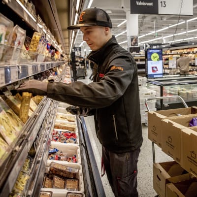 Sami Suomalainen plockar varor i papplådor för en beställning i Citymarket Easton.