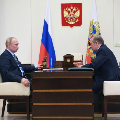 Venäjän presidentti Vladimir Putin ja tiedustelupalvelu FSB:n johtaja Aleksander Bortnikov tapaamisessa.