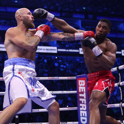 Robert Helenius ja Anthony Joshua iskujen vaihdossa Lontoon ammattilaisillassa 13. elokuuta 2023.