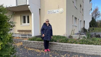 Raija Järvinen står framför höghuset.