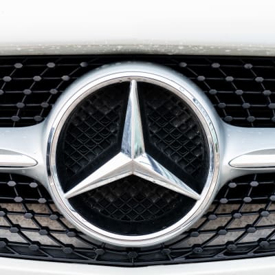 Mercedes Benzin logo auton keulassa.
