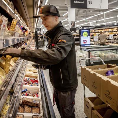 Sami Suomalainen plockar varor i papplådor för en beställning i Citymarket Easton.