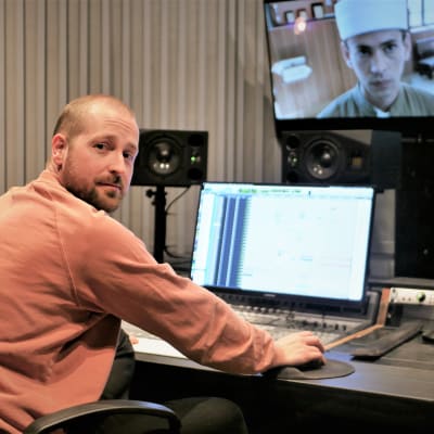 Ljuddesigner Pontus Borg i sin studio.