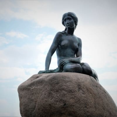 Statyn Lilla sjöjungfrun i Köpenhamn. 