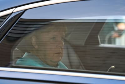 Angela Merkel på väg till kristdemokraternas högkvarter i Berlin. 