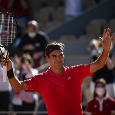 Roger Federer tuulettaa avausvoittoaan vuoden 2021 Ranskan avoimessa tennisturnauksessa.
