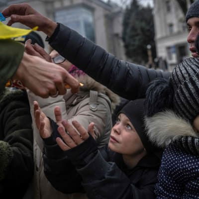Ett barn får bistånd i Cherson i Ukraina. 