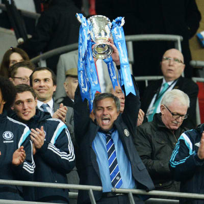 Jose Mourinho lyfter bucklan i den engelska ligacupen.