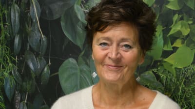 Johanna Ringbom gör föreställning om Carola Standertskjöld