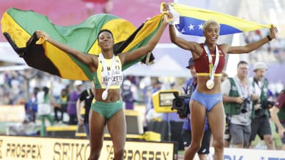 Shanieka Ricketts och Yulimar Rojas firade med medaljer runt halsen efter tävlingen.