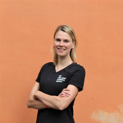 Saara Norrgrann står med händerna i kors.