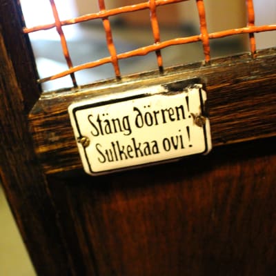 Bild på en hissdörr där det står "Stäng dörren!"