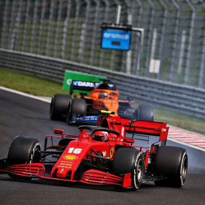 Charles Leclerc kör i en kurva