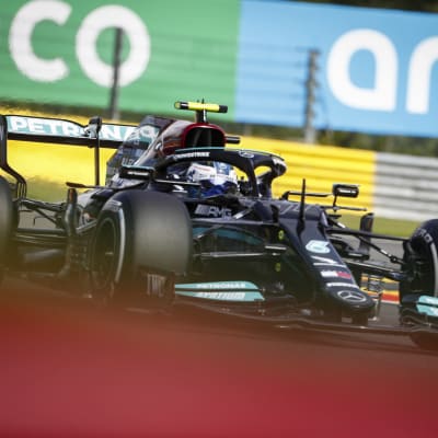 Valtteri Bottas rattar sin Mercedes.