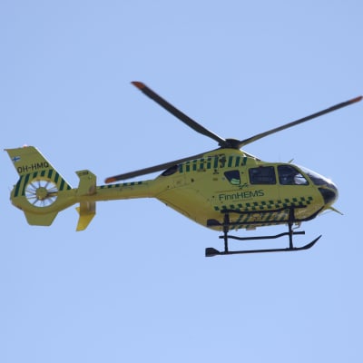 Lääkärihelikopteri lentää taivalla