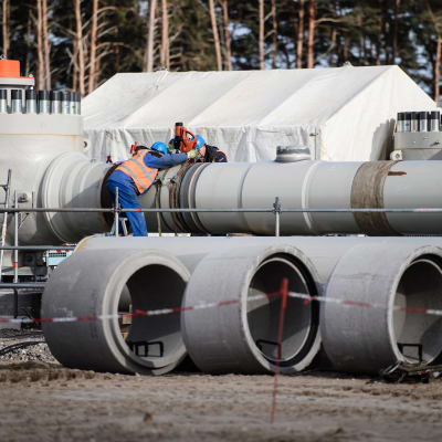 Työntekijöitä Nord Streamin työmaalla Lubminissa, Saksassa viime maaliskuussa.