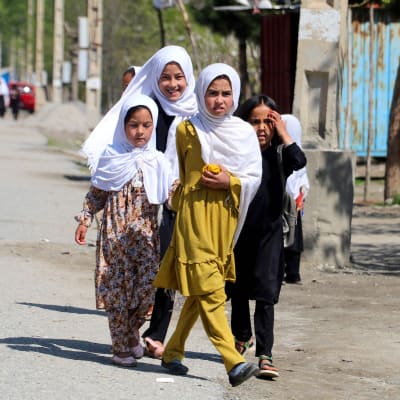 Afghanska flickor på en väg.