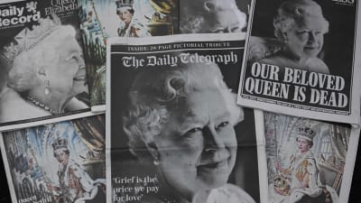 Olika brittiska tidningsomslag med drottning Elizabeth II på bilden.