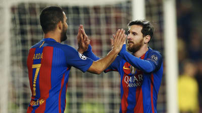 Arda Turan gjorde tre mål och Lionel Messi ett när Barcelona slog Borussia Mönchengladbach med 4-0.