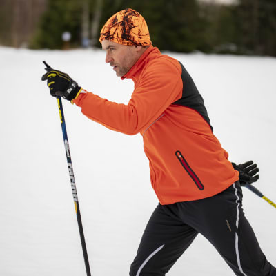 Marko Suutari hiihtämässä.