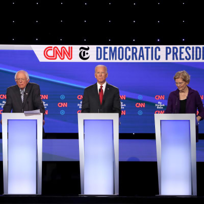  De demokratiska presidentkandidaterna möts i en tv-debatt. På bild Kamala Harris, Bernie Sanders, Elizabeth Warren och Joe Biden. 