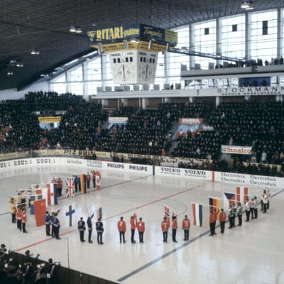 Lipunkantajia jääkiekon MM-kisojen avajaisissa vuonna 1965.