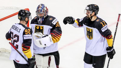 Tyska ishockeyspelare firar en seger.